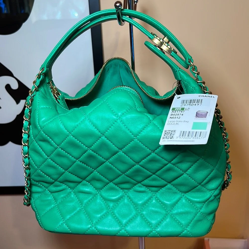 AUTHENTIC Chanel Hobo bag in vibrant Green - Picture 2 of 8